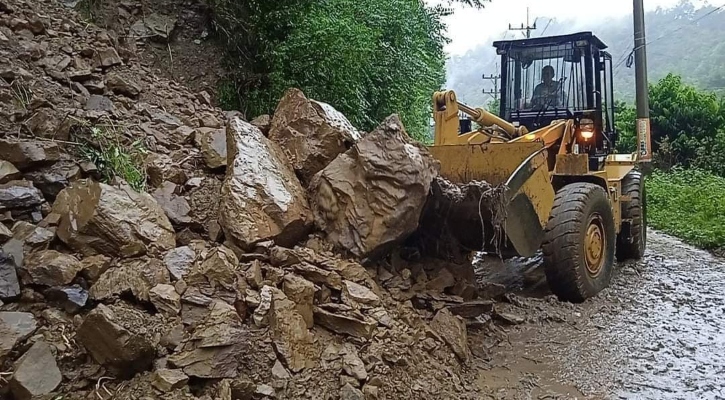 রাঙামাটি-খাগড়াছড়ি যোগাযোগ বন্ধ, ২১ স্থানে পাহাড় ধস